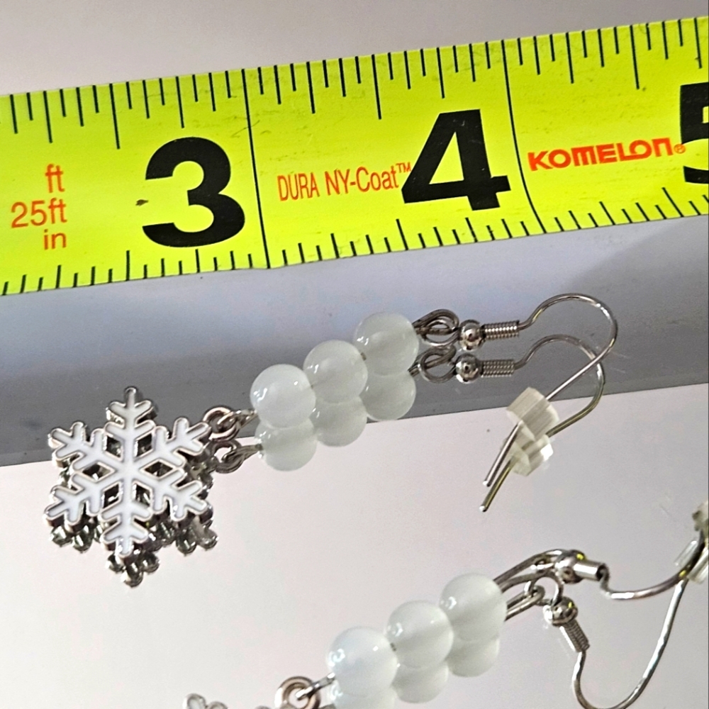 Elegant Snowflake Dangle Earrings in White and Silver - Picture 3 of 4